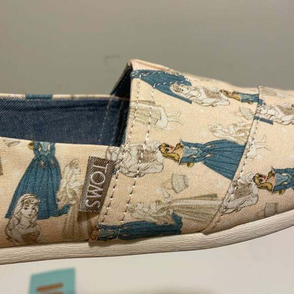 Disney x Toms NWT Women's 8 Pink Sleeping Beauty Printed Canvas Slip On Shoe - Picture 5 of 7